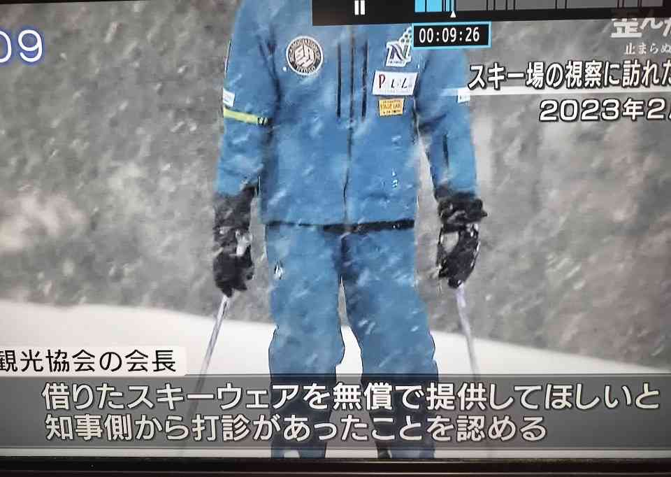 斎藤元彦知事「神戸マラソン」を走る 沿道の声援にピース、「斎藤辞めろ」の声も飛ぶなか県警ガッチリ警護