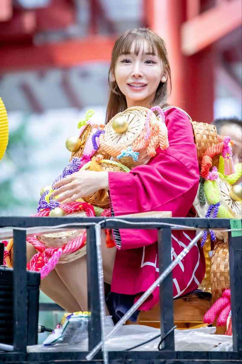 加護亜依37歳 友人結婚式お呼ばれコーデ披露 「大人っぽい」「マジで綺麗」の声