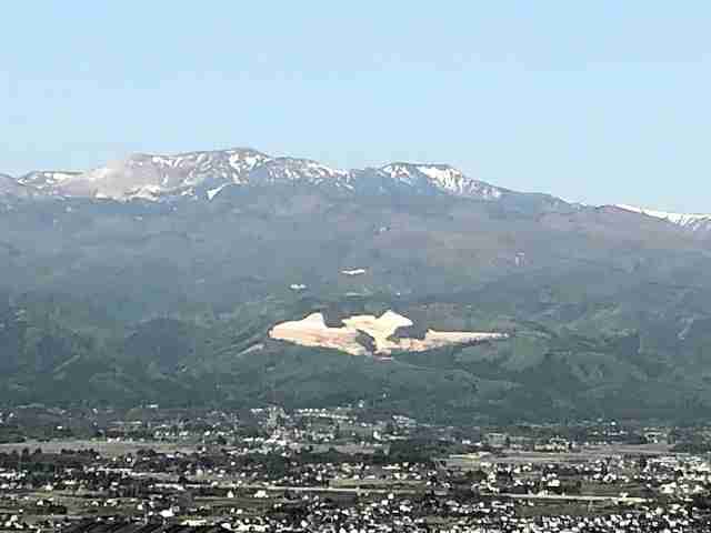 「目が痛くて数秒も見ていられない」福島県の山を覆う“9万6000枚”の太陽光パネルに地元住民が悲鳴