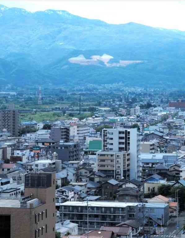 「目が痛くて数秒も見ていられない」福島県の山を覆う“9万6000枚”の太陽光パネルに地元住民が悲鳴