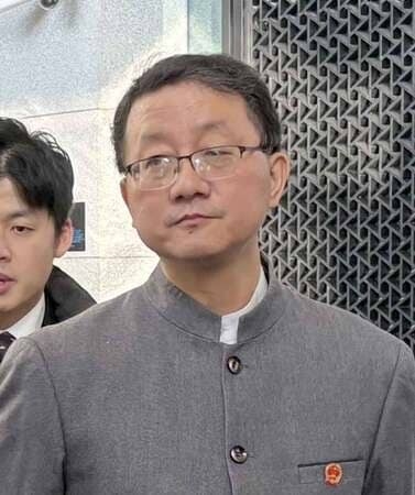 「完全に平成のヤンキー」中国外交官の“ポケットポーズ”が大ひんしゅく！高市首相発言で緊張高まる中、知っておくべき「日中」マナー比較