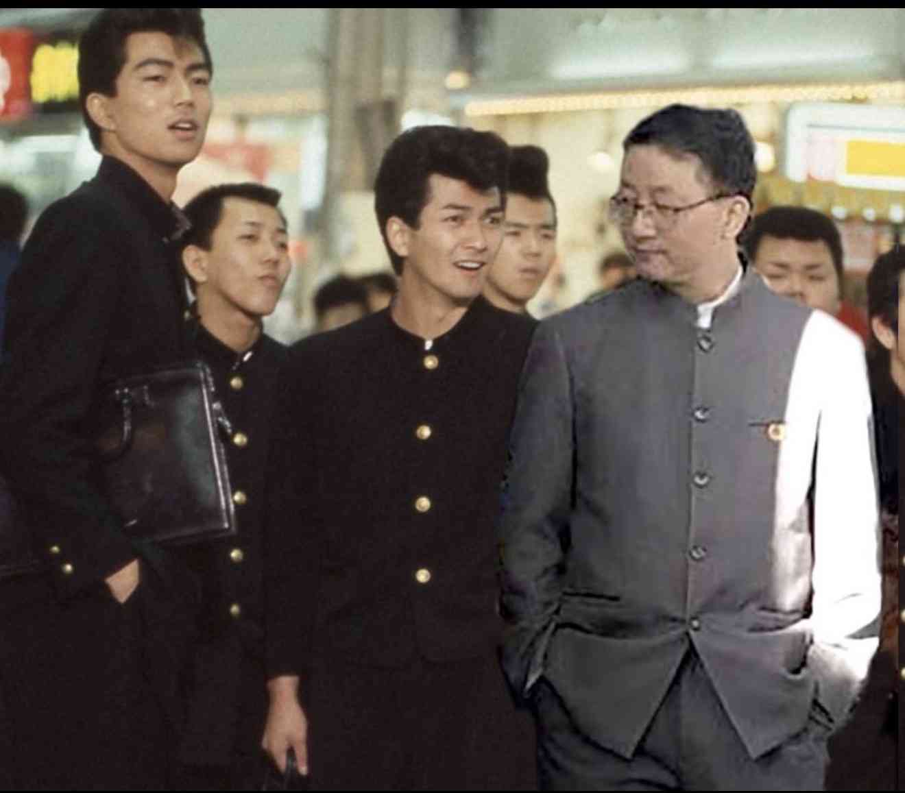 「完全に平成のヤンキー」中国外交官の“ポケットポーズ”が大ひんしゅく！高市首相発言で緊張高まる中、知っておくべき「日中」マナー比較