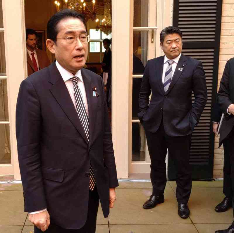 「完全に平成のヤンキー」中国外交官の“ポケットポーズ”が大ひんしゅく！高市首相発言で緊張高まる中、知っておくべき「日中」マナー比較