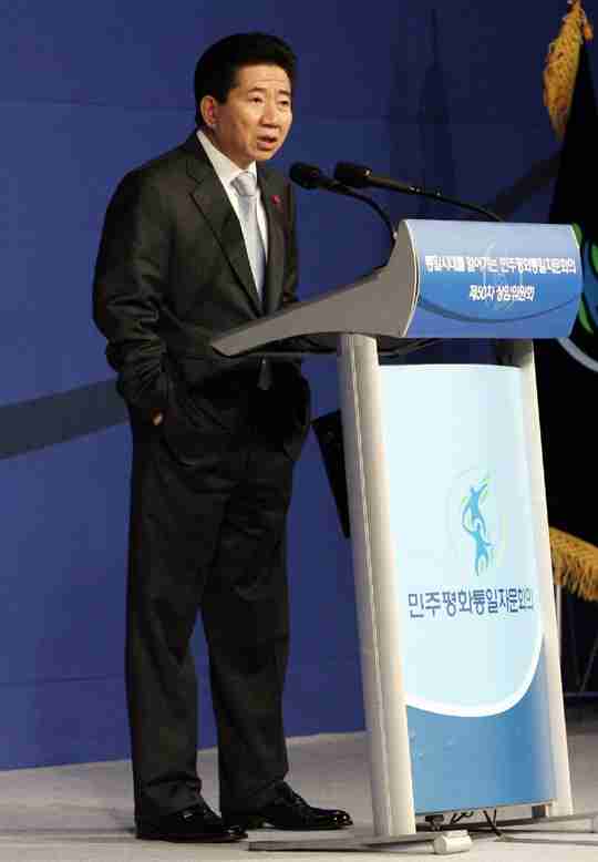 「完全に平成のヤンキー」中国外交官の“ポケットポーズ”が大ひんしゅく！高市首相発言で緊張高まる中、知っておくべき「日中」マナー比較