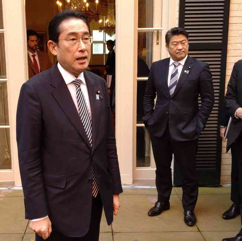 「完全に平成のヤンキー」中国外交官の“ポケットポーズ”が大ひんしゅく！高市首相発言で緊張高まる中、知っておくべき「日中」マナー比較
