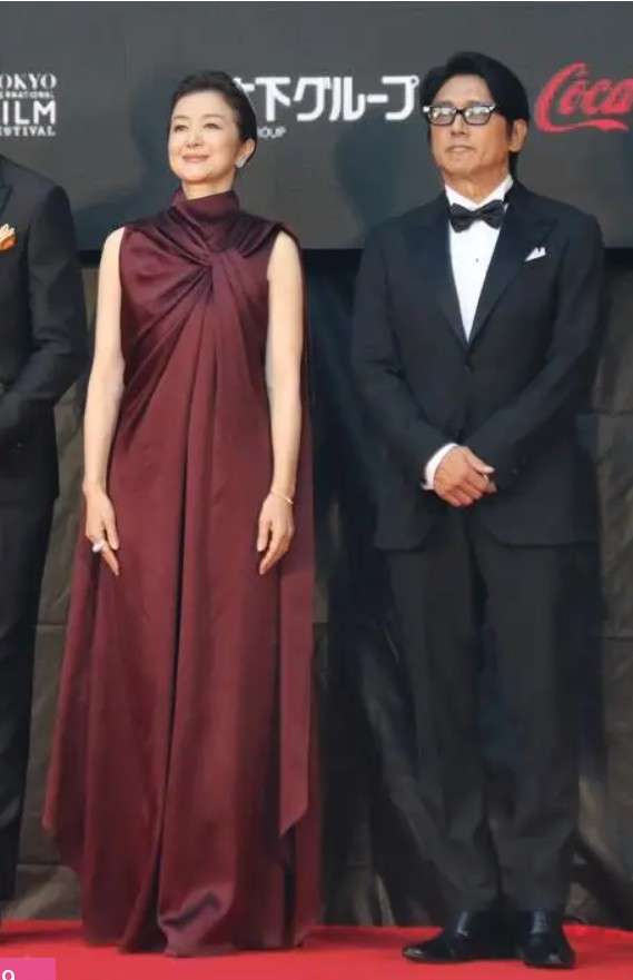 吉岡里帆の大胆デコルテ“漆黒ドレス”にファンも「ヒヤヒヤ」満島ひかり、鈴木京香ほか「東京国際映画祭」女優たちの美しすぎ姿