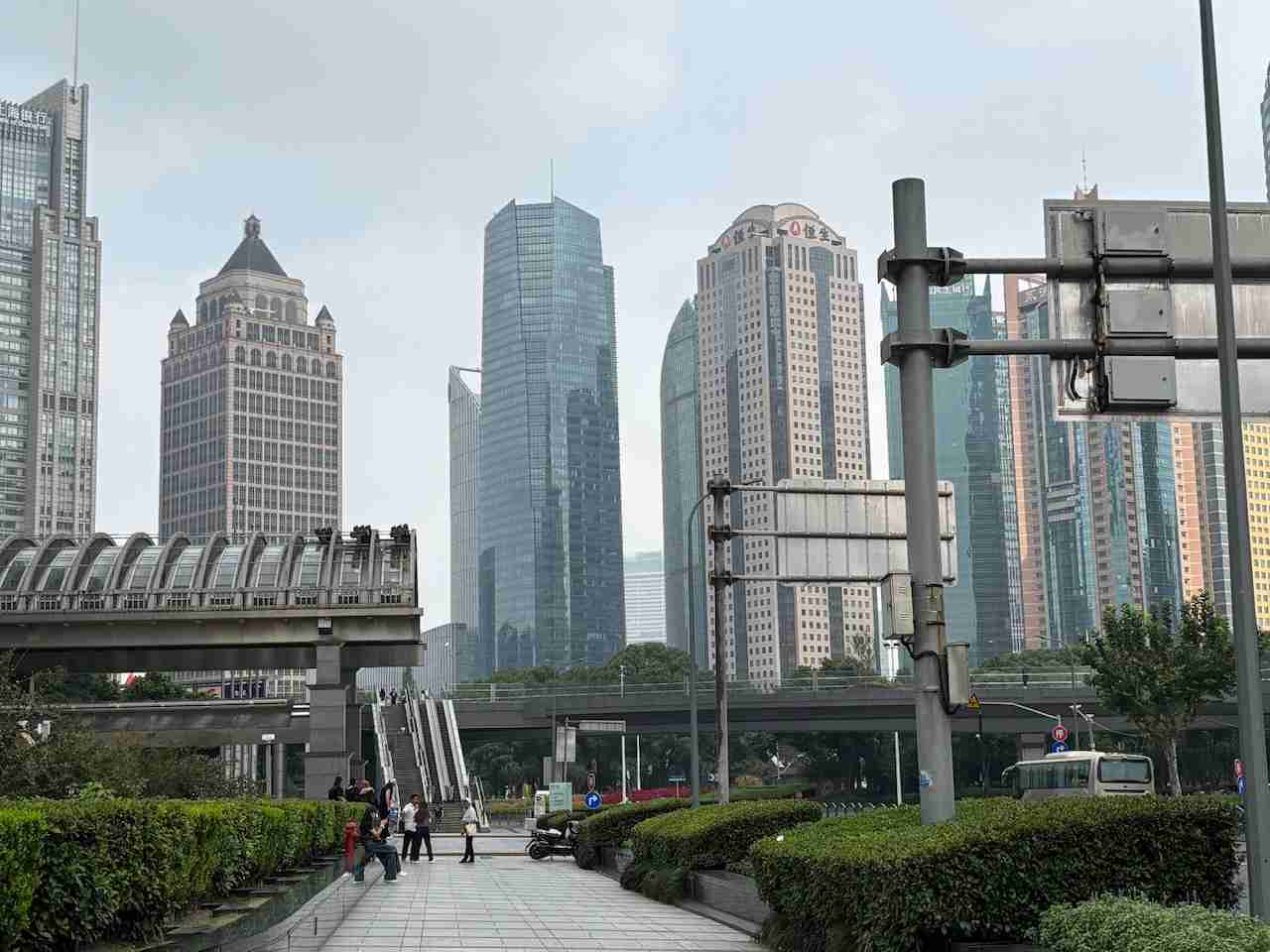 株安・円安・債券安の「トリプル安」の東京市場　日経平均は一時1200円安、円相場は1ドル155円…財政悪化懸念で長期金利17年半ぶりの水準