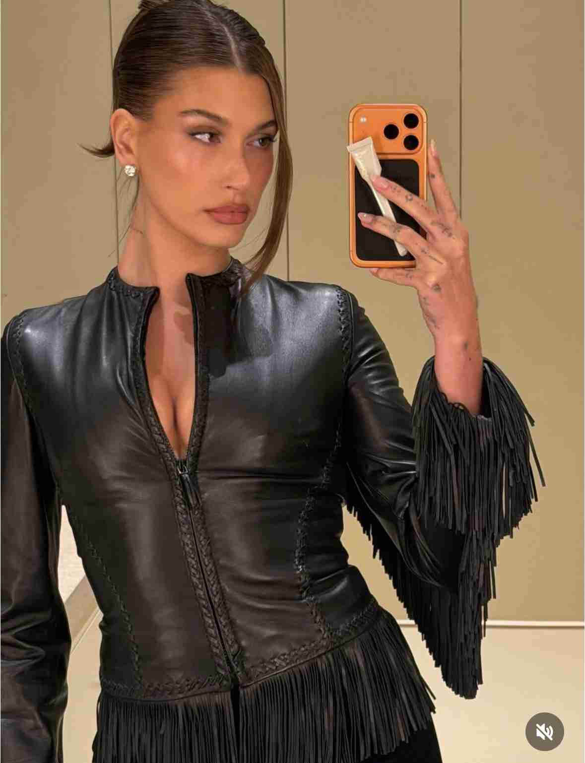 《その服どこで買ったの？》衝撃チェンジ姿のジャスティン・ビーバー（31）が“眼球バキバキTシャツ”披露でファン困惑　裁判決着の前後で「ヒゲを剃る」発言も