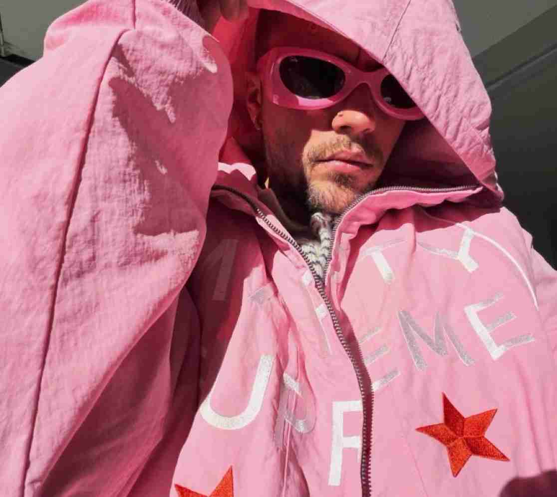 《その服どこで買ったの？》衝撃チェンジ姿のジャスティン・ビーバー（31）が“眼球バキバキTシャツ”披露でファン困惑　裁判決着の前後で「ヒゲを剃る」発言も