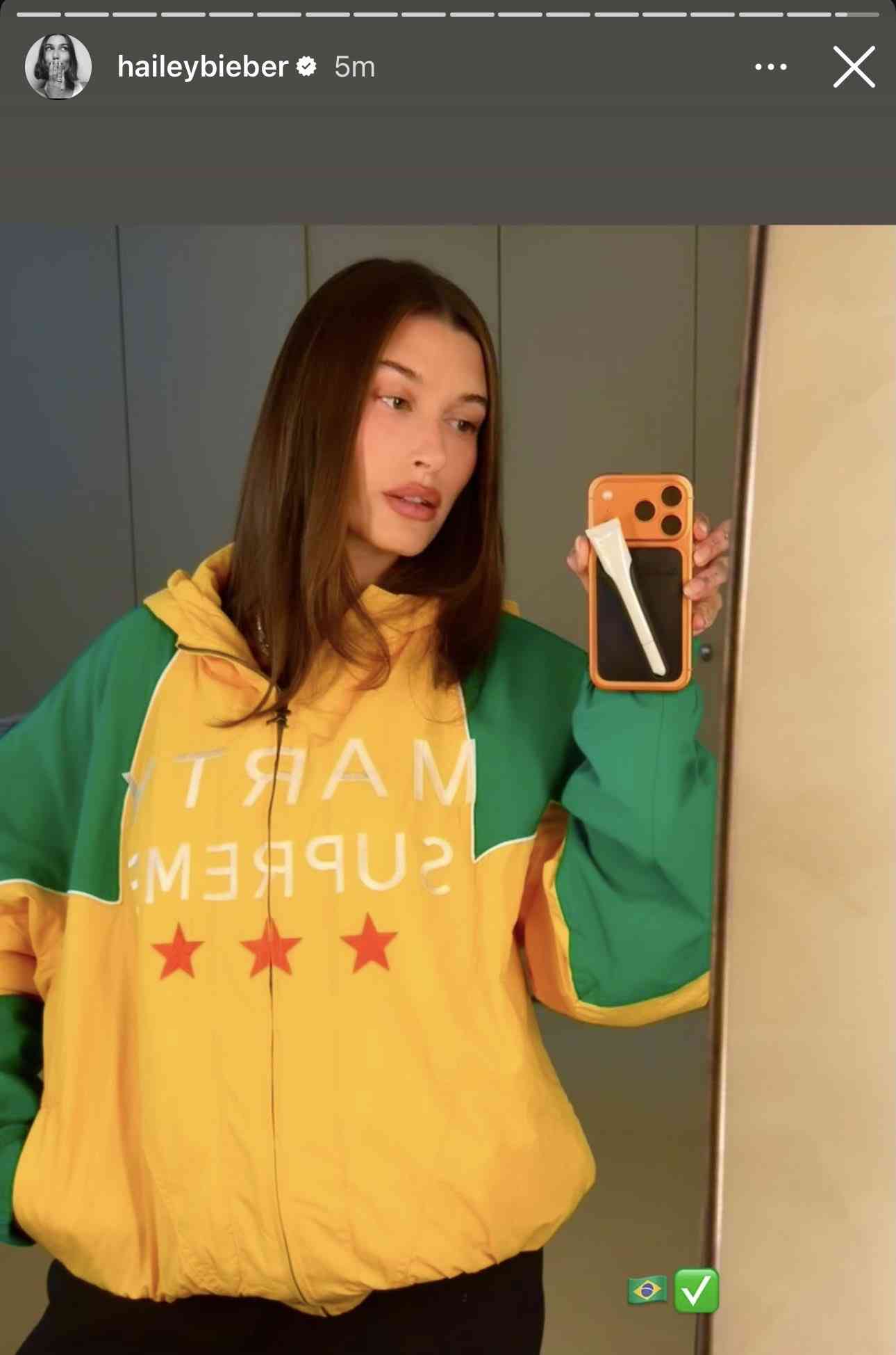 《その服どこで買ったの？》衝撃チェンジ姿のジャスティン・ビーバー（31）が“眼球バキバキTシャツ”披露でファン困惑　裁判決着の前後で「ヒゲを剃る」発言も