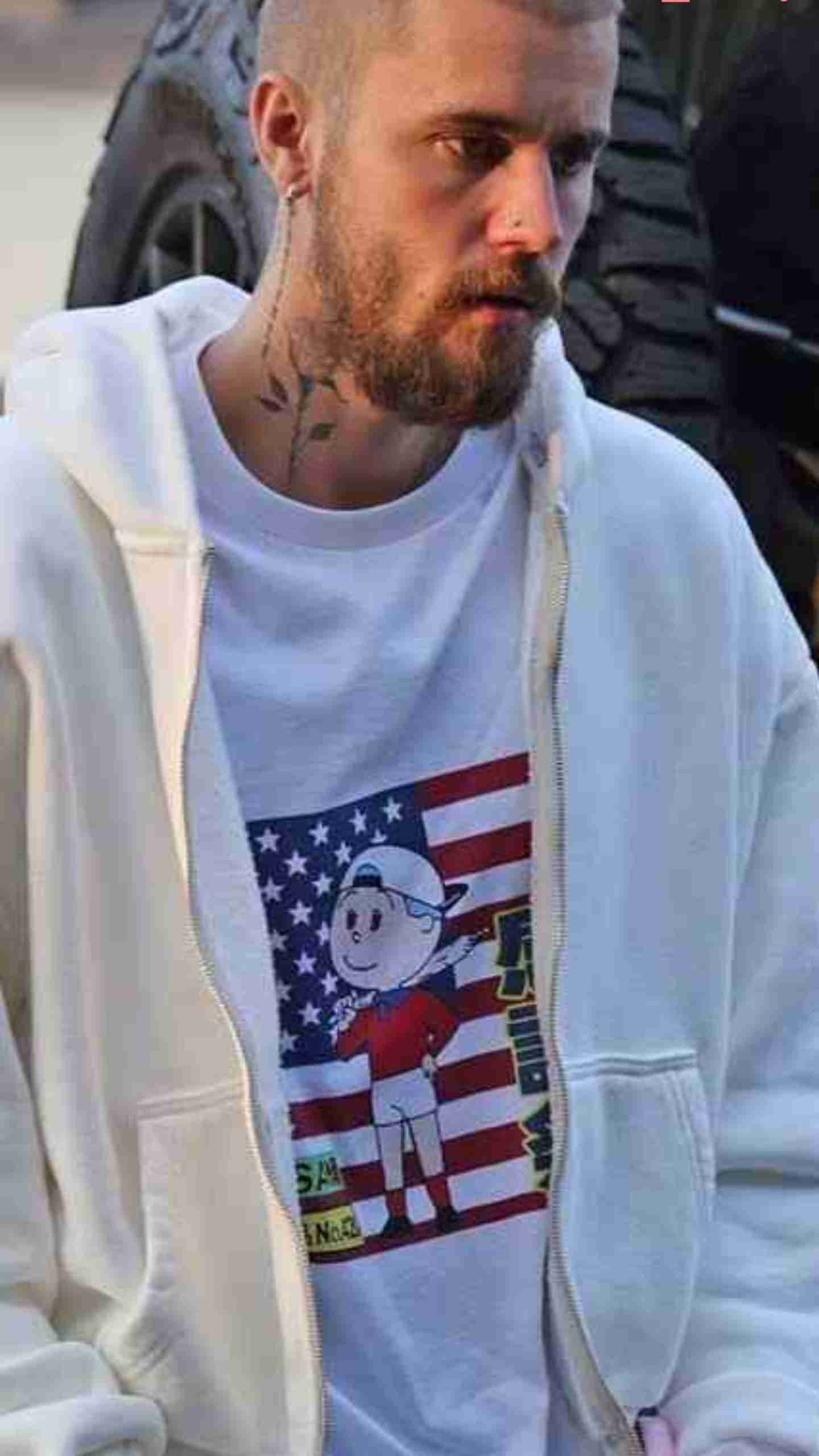 《その服どこで買ったの？》衝撃チェンジ姿のジャスティン・ビーバー（31）が“眼球バキバキTシャツ”披露でファン困惑　裁判決着の前後で「ヒゲを剃る」発言も