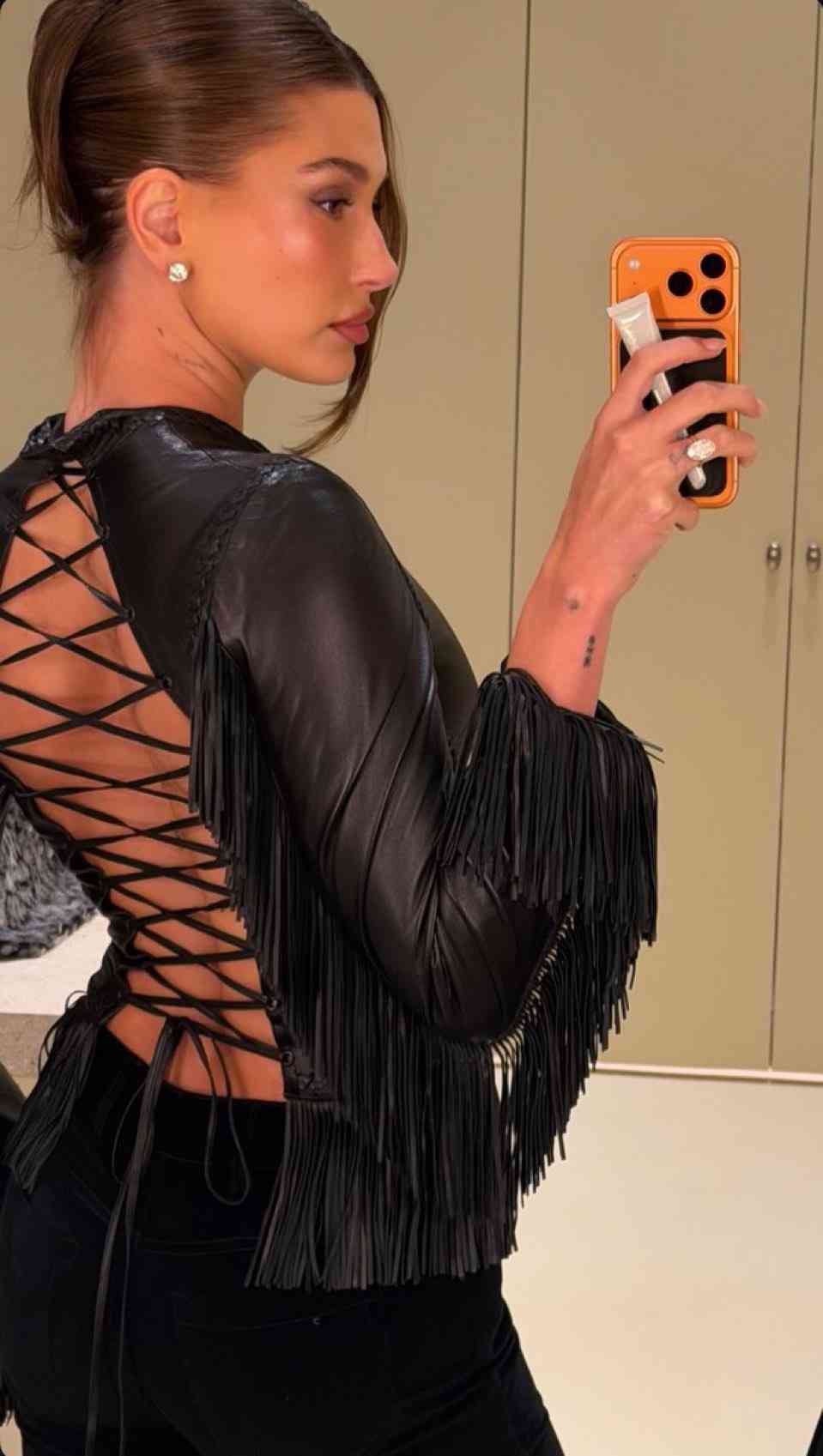 《その服どこで買ったの？》衝撃チェンジ姿のジャスティン・ビーバー（31）が“眼球バキバキTシャツ”披露でファン困惑　裁判決着の前後で「ヒゲを剃る」発言も