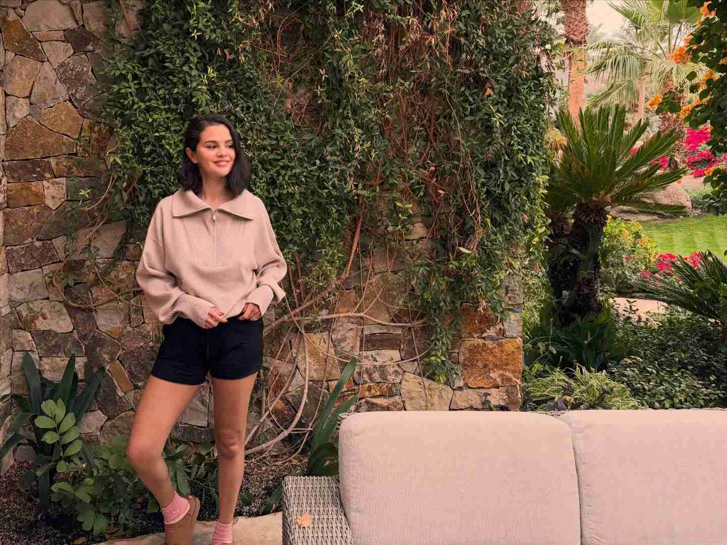 《その服どこで買ったの？》衝撃チェンジ姿のジャスティン・ビーバー（31）が“眼球バキバキTシャツ”披露でファン困惑　裁判決着の前後で「ヒゲを剃る」発言も
