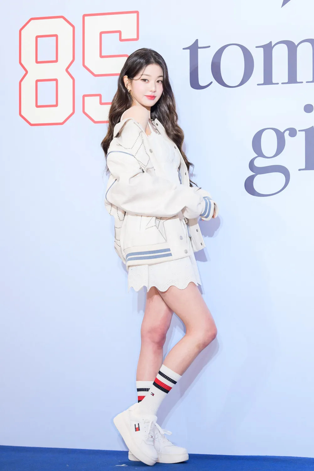 「リアル10頭身!」 カジサックの美人娘16歳、スタイル抜群な全身ショットにネット衝撃