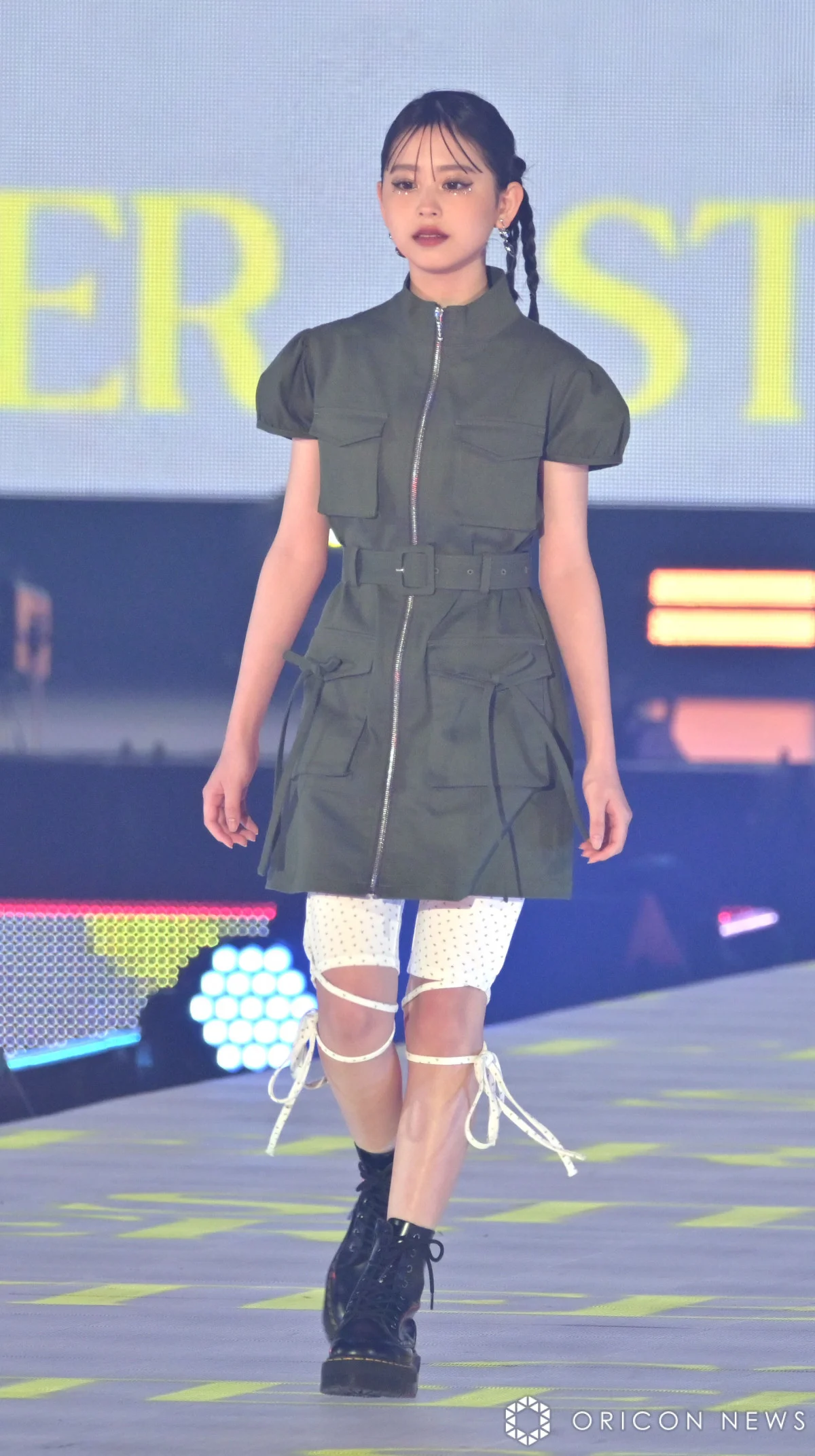 「リアル10頭身!」 カジサックの美人娘16歳、スタイル抜群な全身ショットにネット衝撃