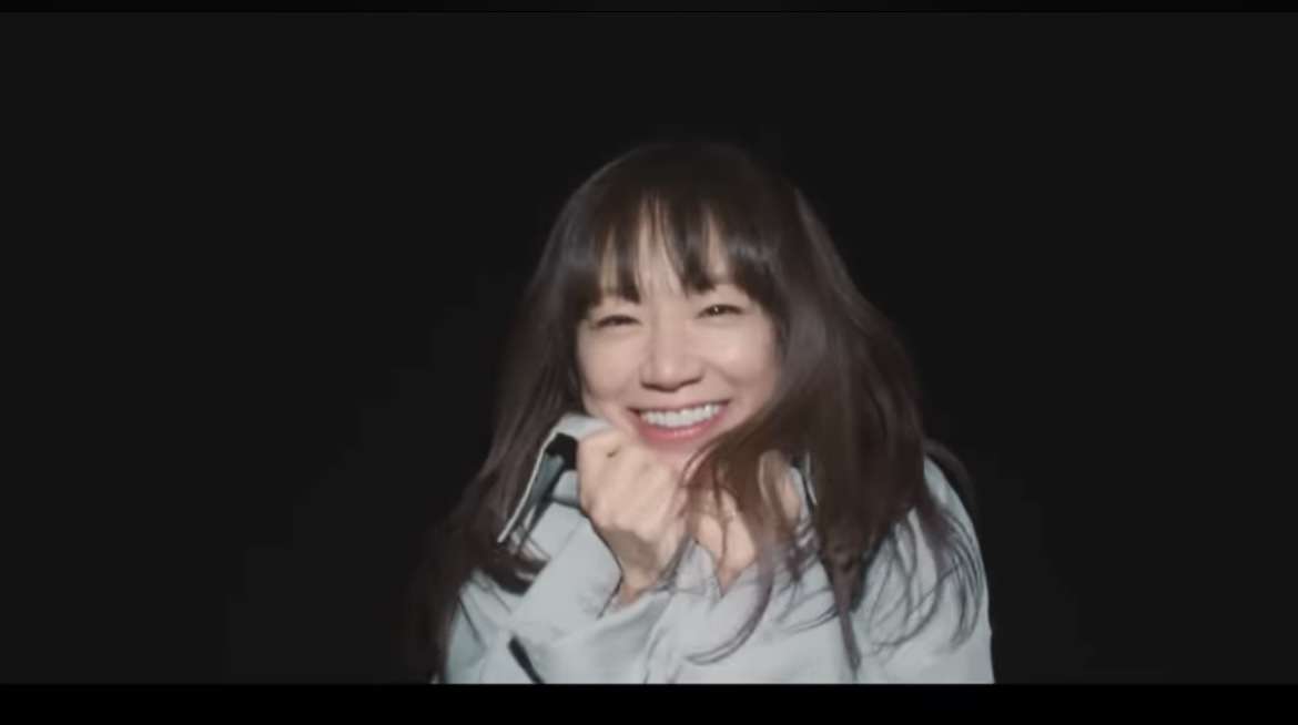 元「ジュディマリ」YUKI 53歳の近影にネット二度見「腰抜かした」「びびった」ミニ美脚「かわいいぃぃ」