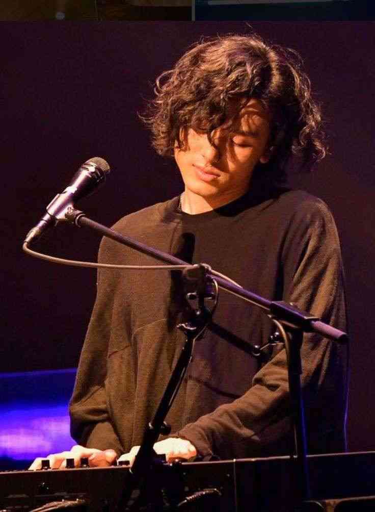 長髪が似合うイケメン