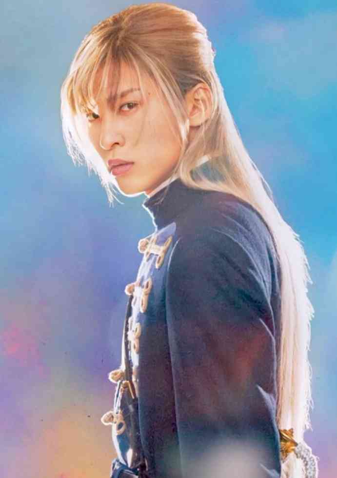 長髪が似合うイケメン