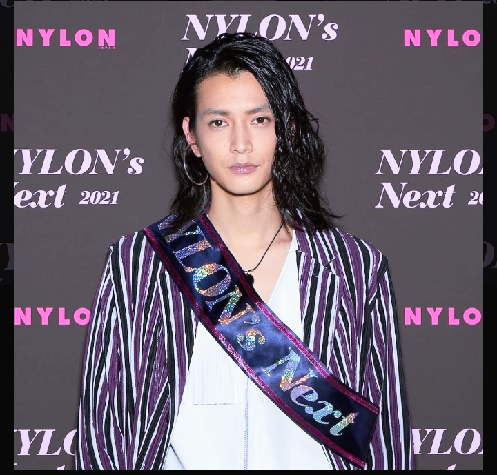 長髪が似合うイケメン