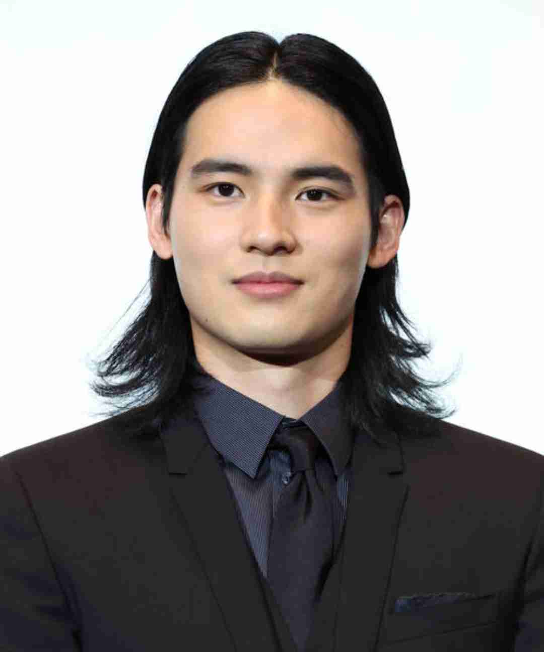 長髪が似合うイケメン