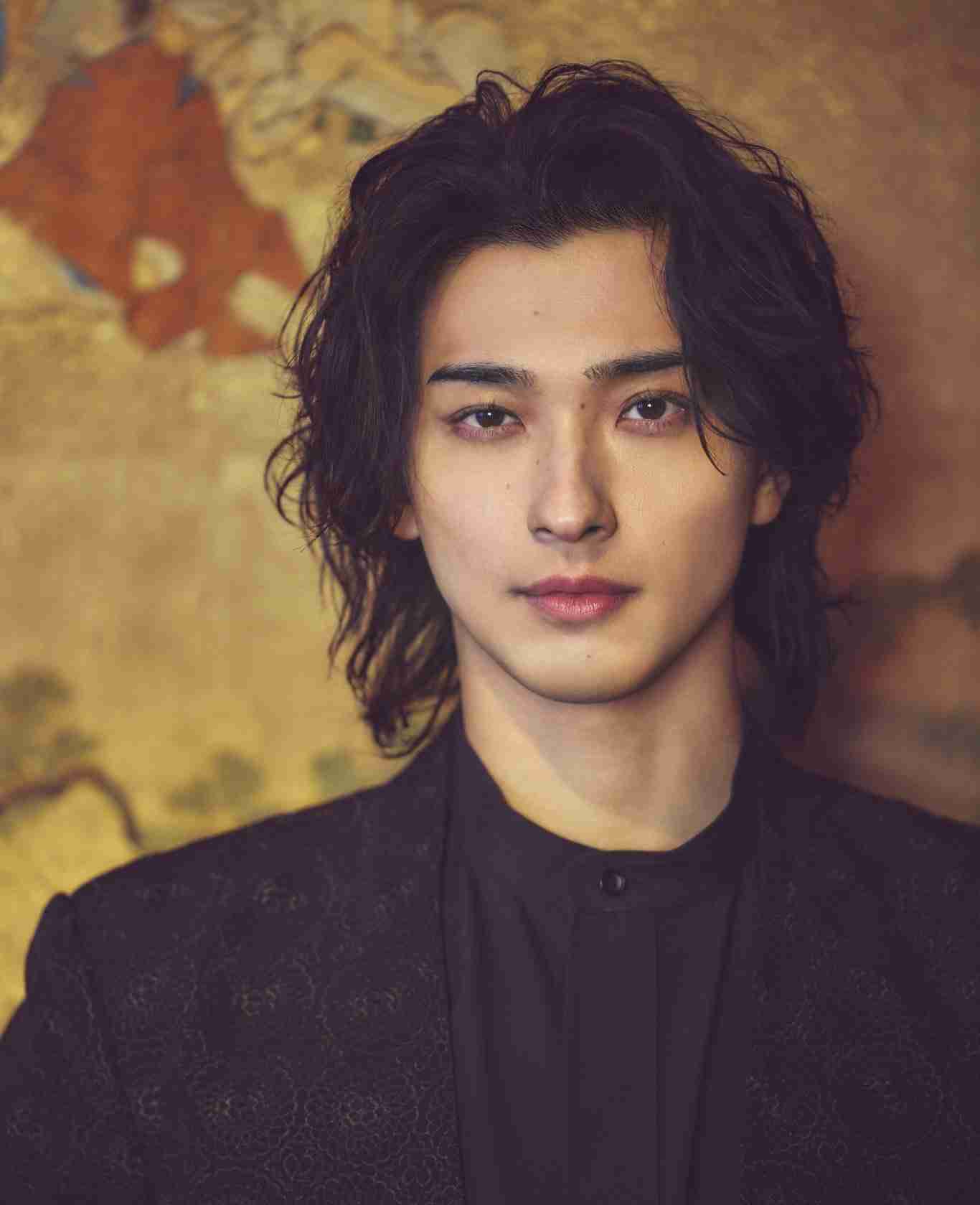 長髪が似合うイケメン