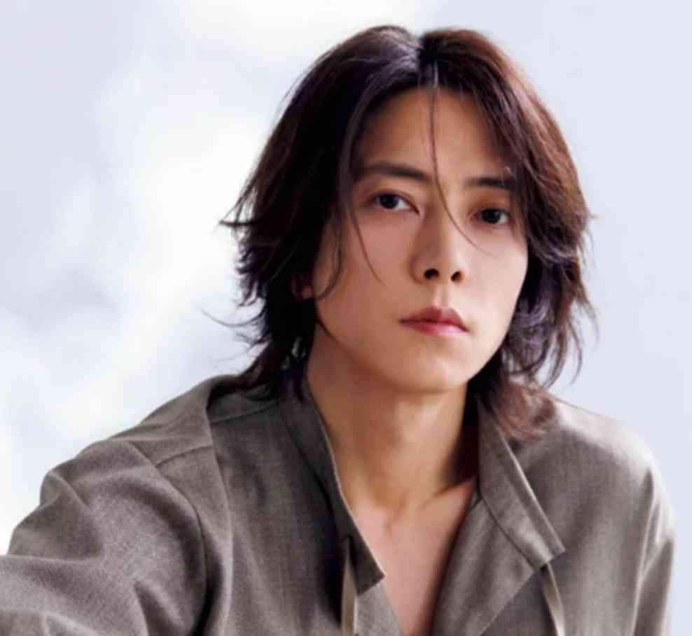 長髪が似合うイケメン