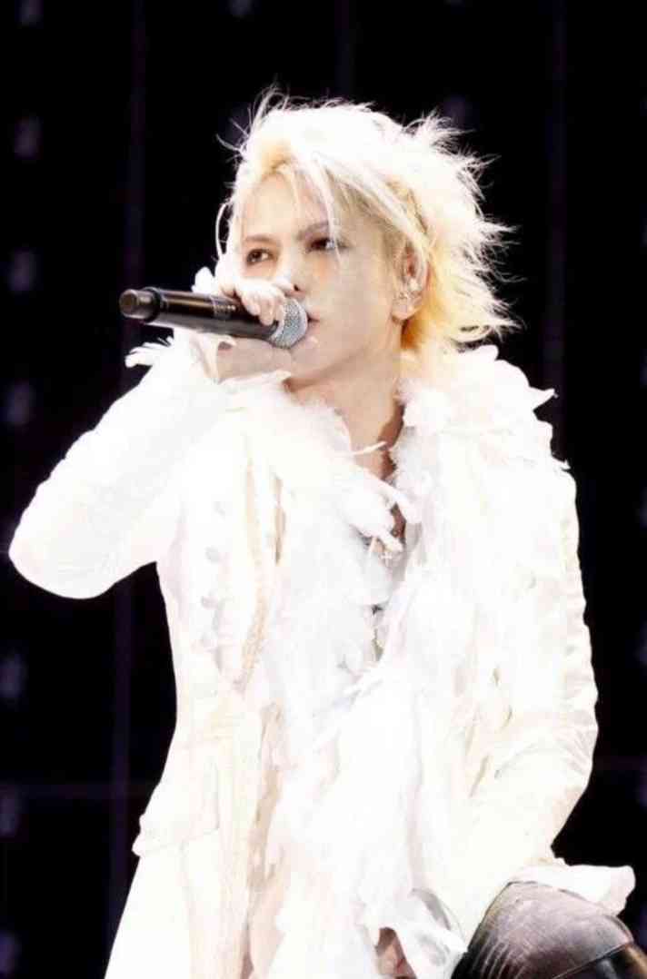 長髪が似合うイケメン