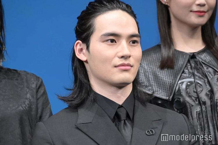 長髪が似合うイケメン