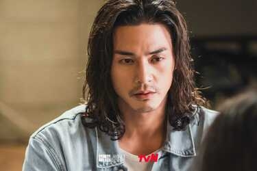 長髪が似合うイケメン