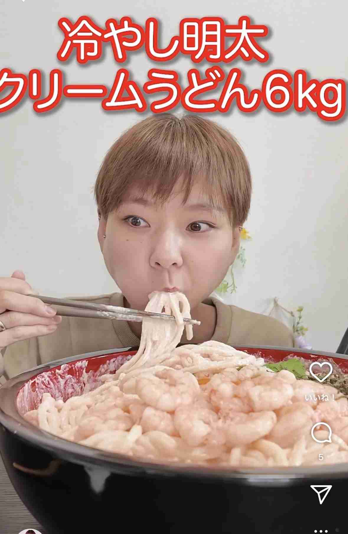 うつ病告白 入院し活動休止していた大食い双子姉妹YouTuber・はらぺこツインズ、ホットドッグの大食いを披露
