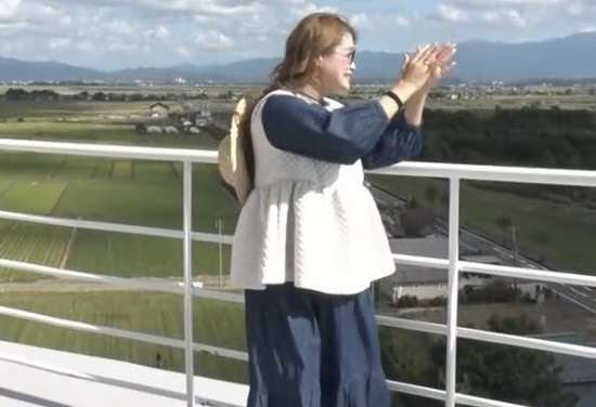 うつ病告白 入院し活動休止していた大食い双子姉妹YouTuber・はらぺこツインズ、ホットドッグの大食いを披露