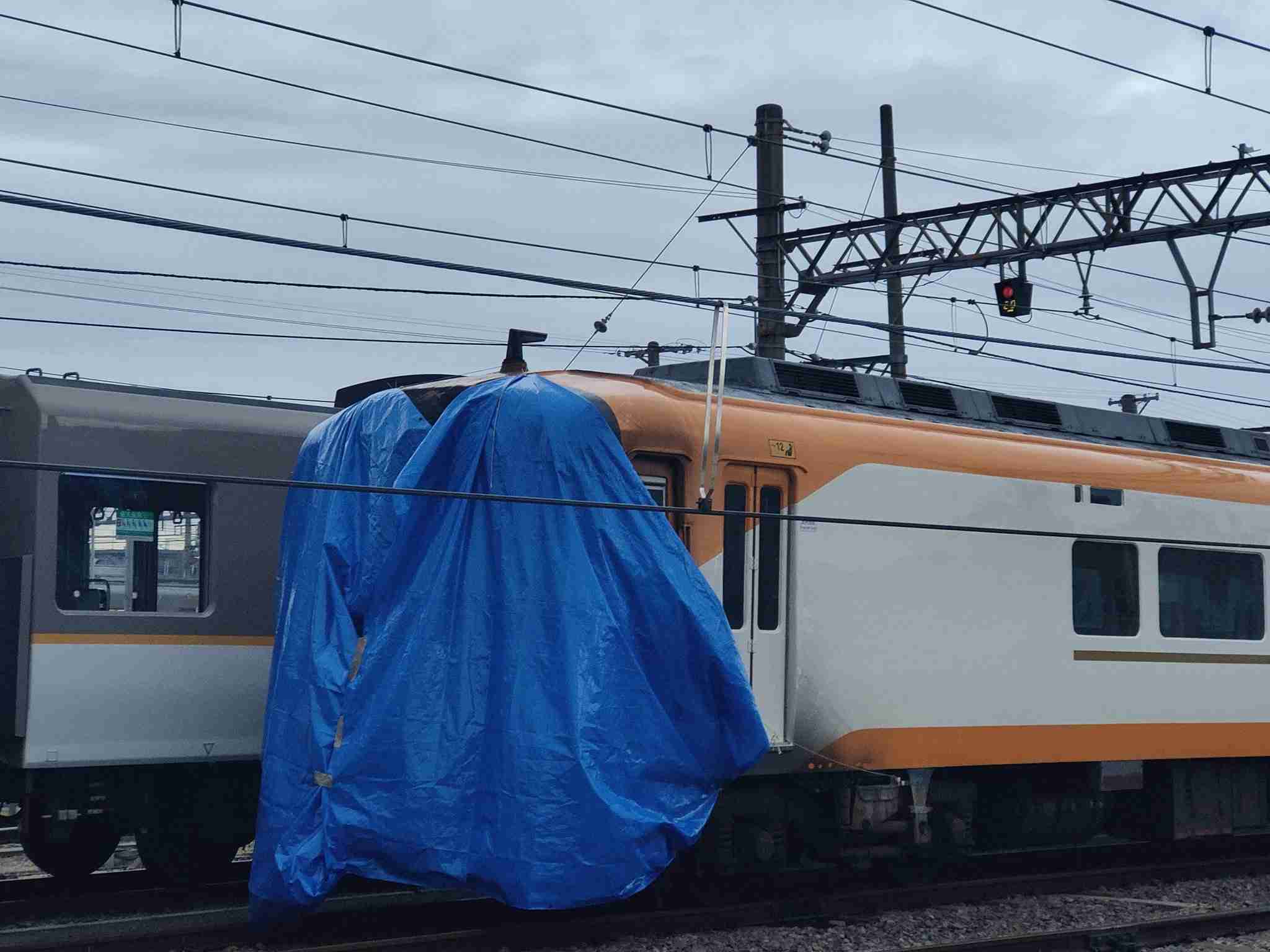 近鉄京都線「新祝園駅」近くの踏切で列車と乗用車が接触し列車が炎上