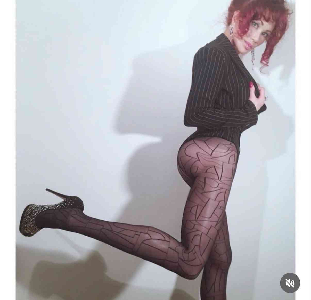 《マネはお勧めできない》“パンツレス”ファッションがSNSで物議…スタイル抜群の海外セレブらが見せるスタイルに困惑「公序良俗を考えると難しいかと」