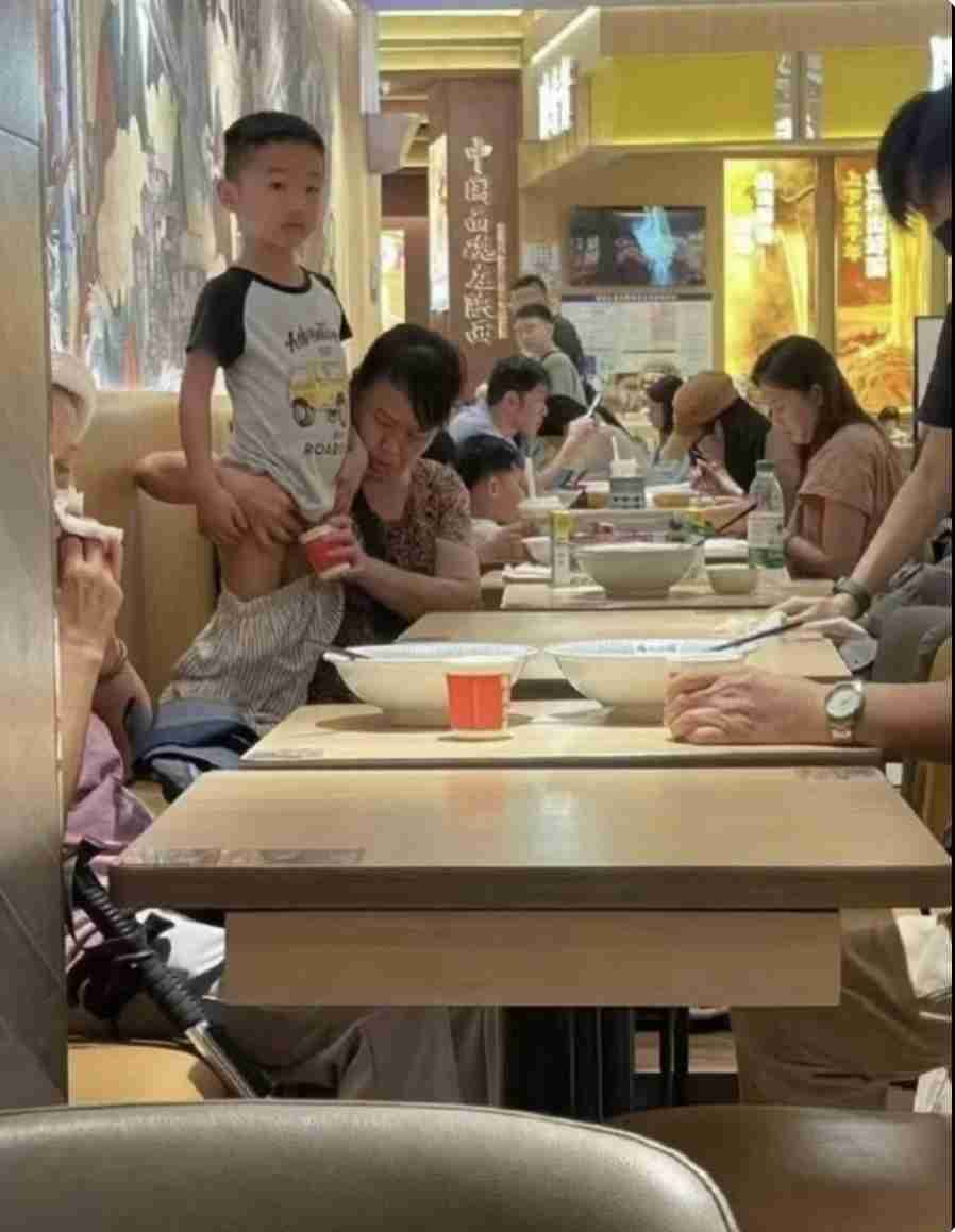 《スタバで焼酎＆チキンも物議》中国人観光客が韓国の世界遺産で排泄行為…“衝撃の写真”が拡散　専門家は衛生文化の影響を指摘「IKEAのゴミ箱でする姿も見ました」