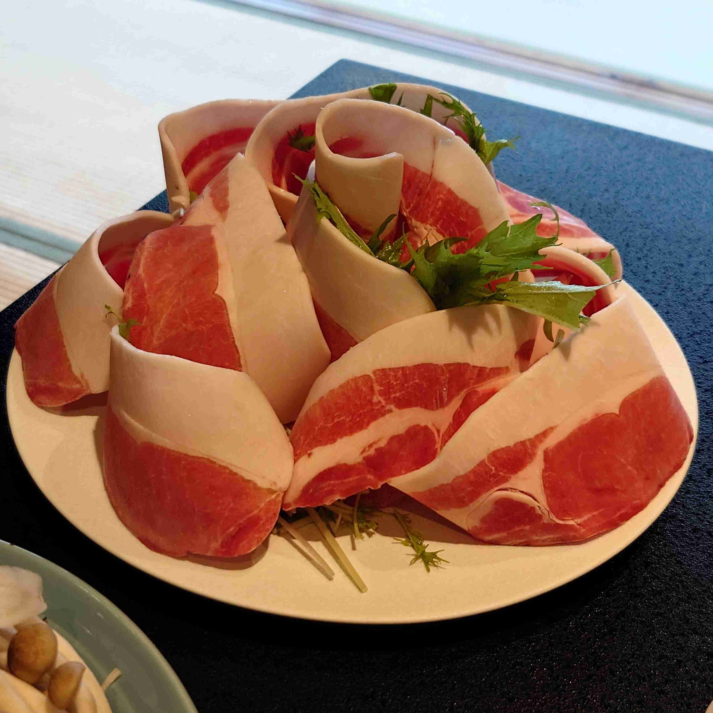 美味しいものを求めて旅行に行きたいです。