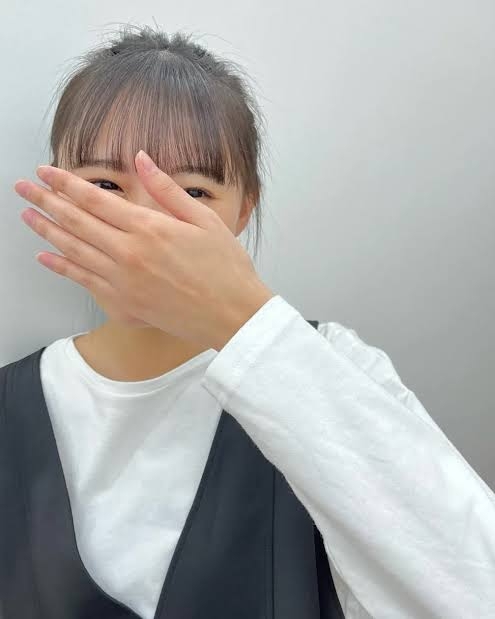 両手で顔を覆いきれますか?