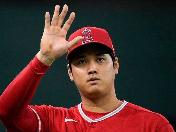 両手で顔を覆いきれますか?