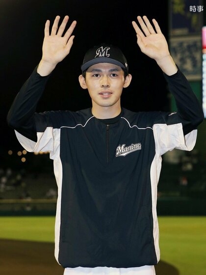 両手で顔を覆いきれますか?