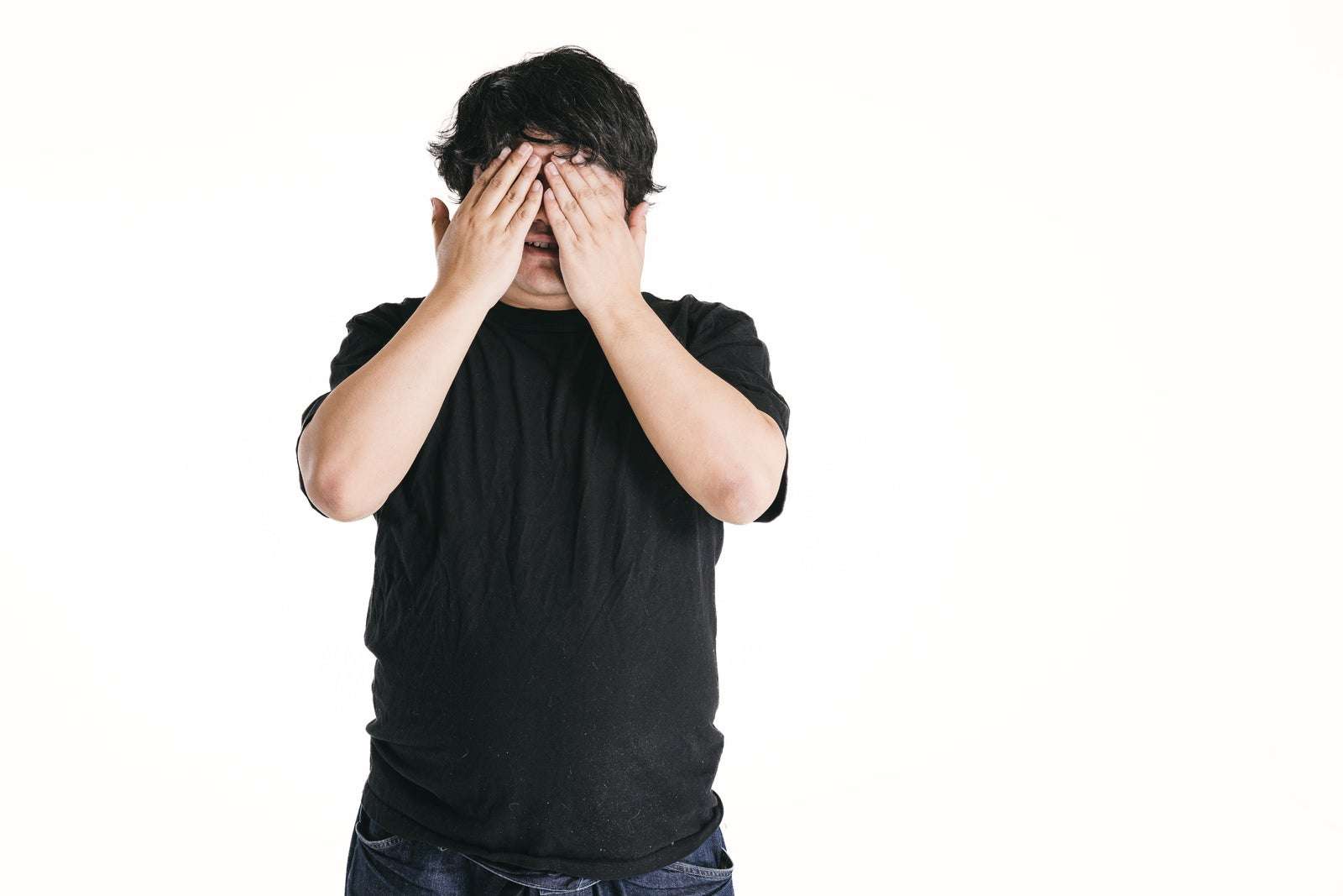 両手で顔を覆いきれますか?