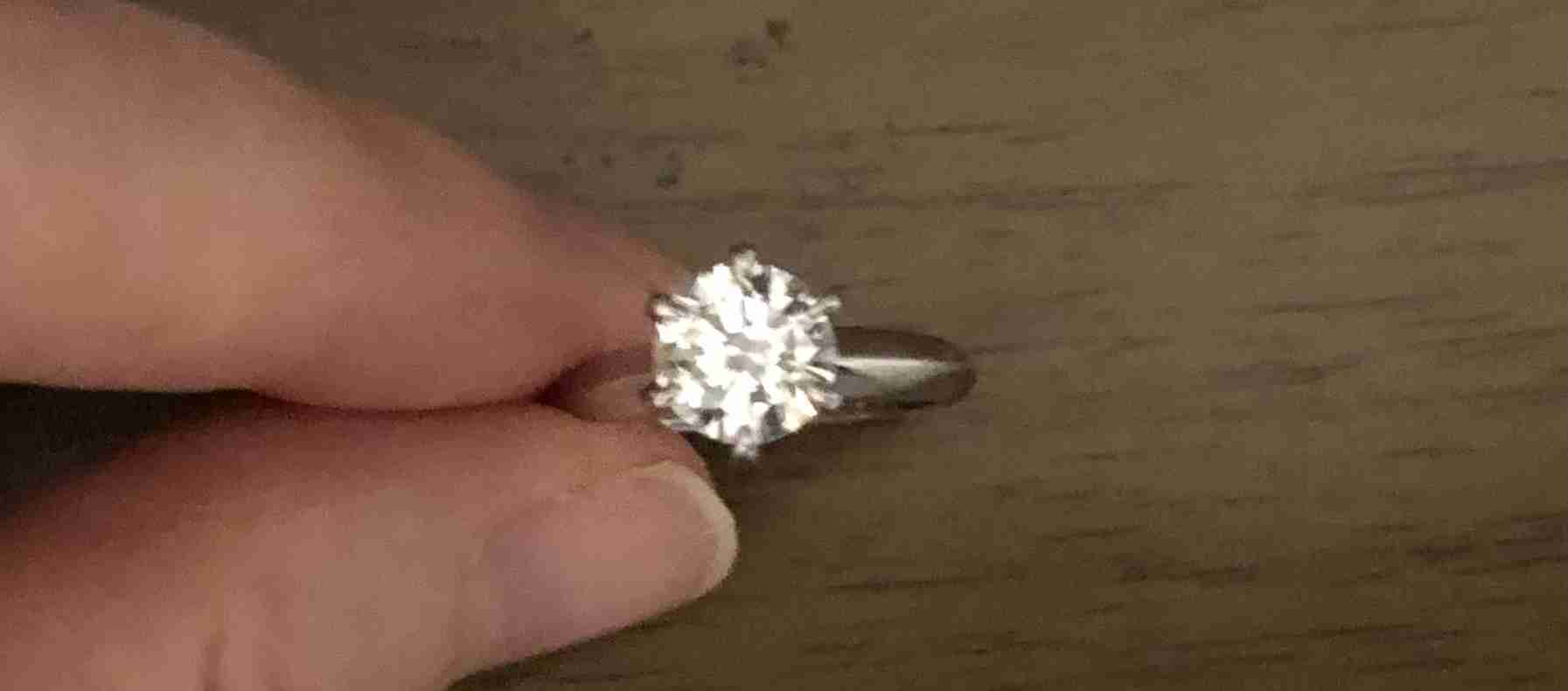 離婚したら結婚指輪と婚約指輪どうする？