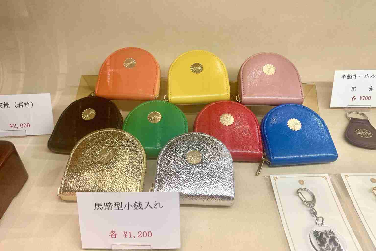 皇居開門前に100人超の行列 お目当ては知る人ぞ知る「皇居財布」 爆発的人気の魅力とは