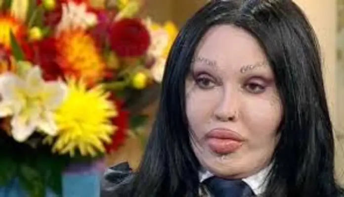 ジョニー・デップ「7万5000円」撮影会が大混乱…「20時間待って結局会えず」「トイレもずっと我慢」参加者が憤慨する “惨状”