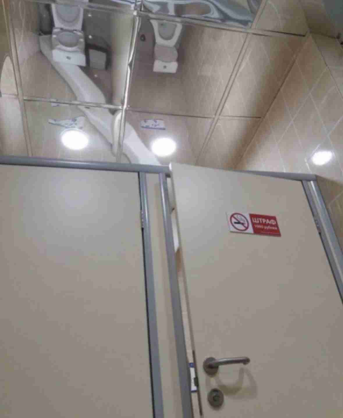 駅の男子トイレで個室の扉の上からスマホ差し入れ2回にわたり盗撮か…公立小学校事務職員の男（21）逮捕　犯行日も通常通り勤務　千葉・船橋市