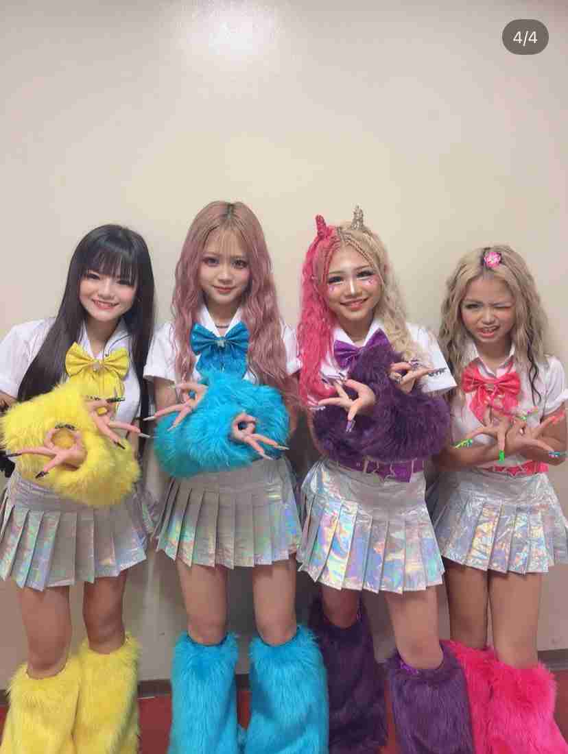 「2男3女の大家族」12歳ギャル長女、小学校の卒業式で着た“10万円の刺繍入りセーラー服”を披露