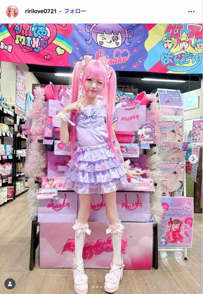 「2男3女の大家族」12歳ギャル長女、小学校の卒業式で着た“10万円の刺繍入りセーラー服”を披露