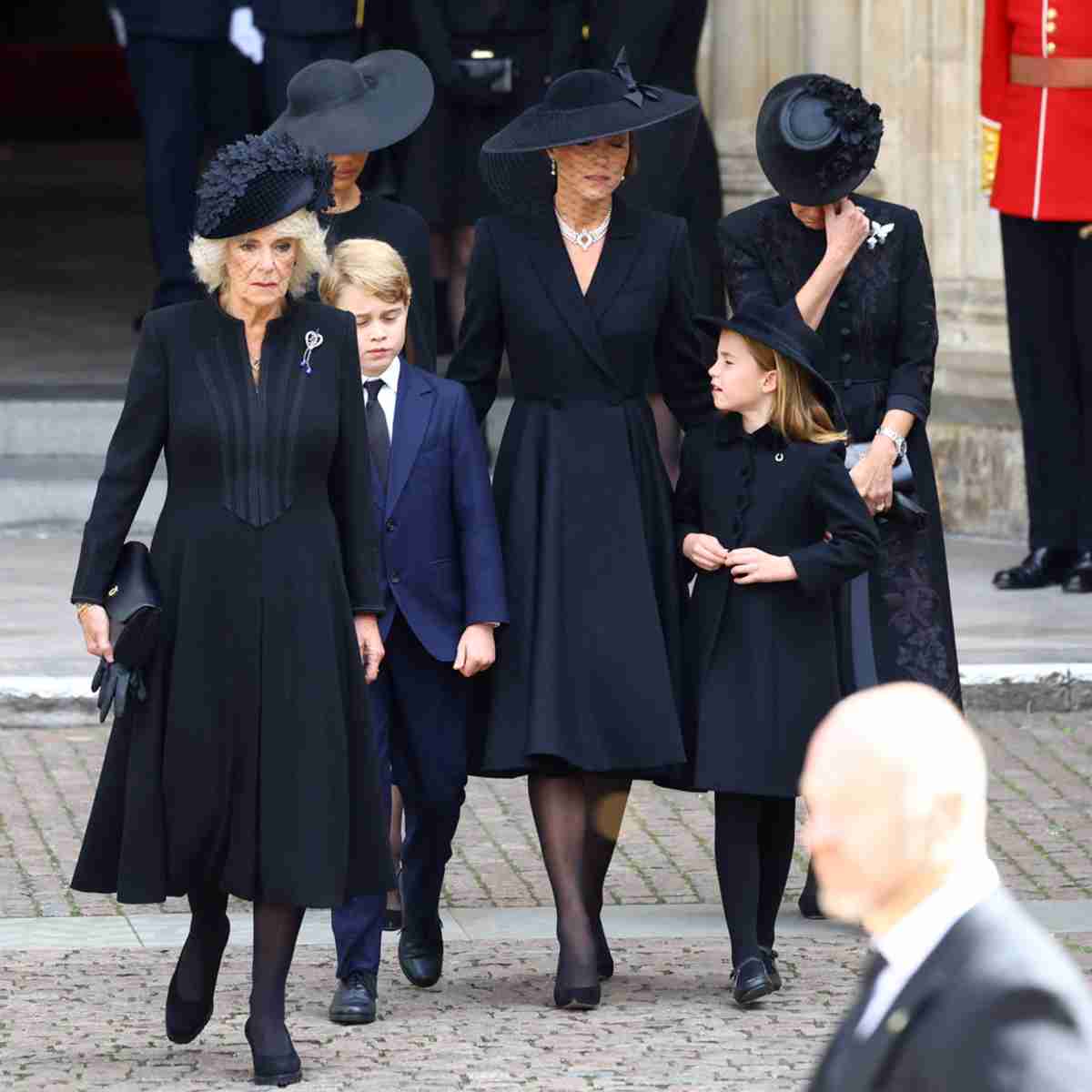 「ご先祖様が『オッ透け感！』って思うわけないだろ」葬儀の“黒タイツNG・透け感必須”マナーに「誰得？」「キモい」と批判殺到