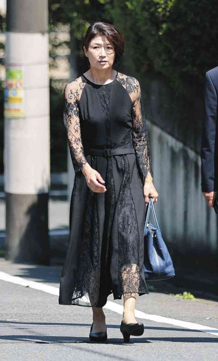 「ご先祖様が『オッ透け感！』って思うわけないだろ」葬儀の“黒タイツNG・透け感必須”マナーに「誰得？」「キモい」と批判殺到