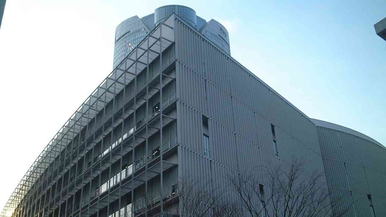 「人が落ちた」東京・六本木のテレビ朝日から男性転落し死亡　別の男性が巻き込まれけが