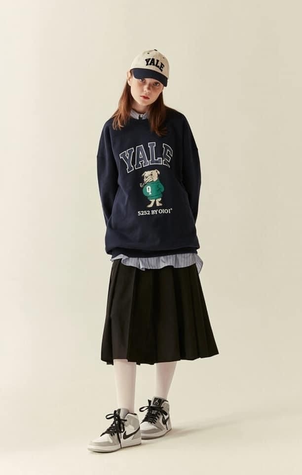 なぜ今、大人女性も“学生風スタイル”に夢中? カレッジファッション再燃の背景