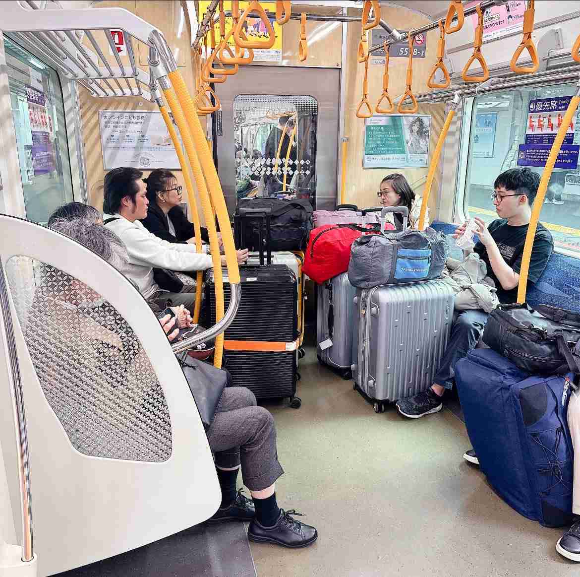 電車内のキャリーケースって、どうされてますか？